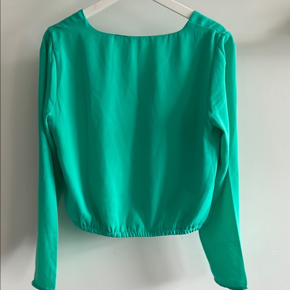 Trendy Emerald Green Relaxed Blouse - Picture 7 of 7